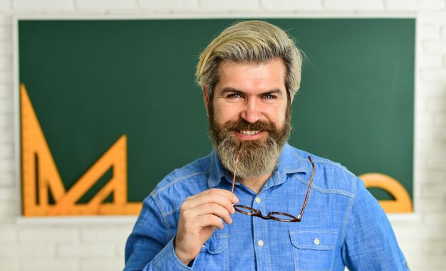 professeur heureux dans des verres. retour à l'école. graphiques et projets d'ingénierie de l'homme. sciences à l'école moderne. Les mathématiques sont la matière préférée. étudier l'algèbre au collège. sciences formelles.