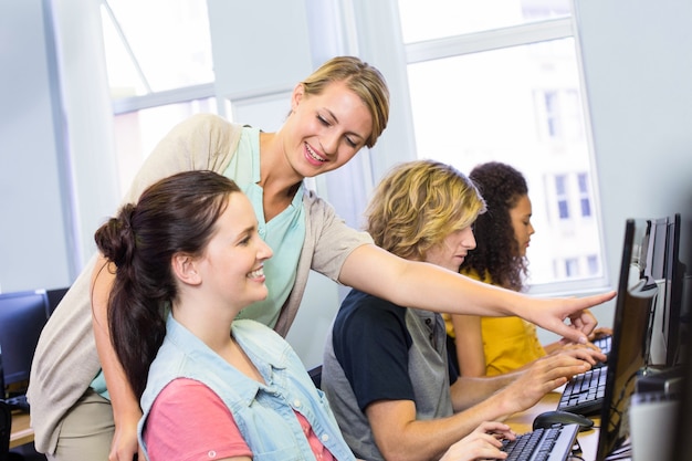 Professeur d&#39;informatique aidant les étudiantes