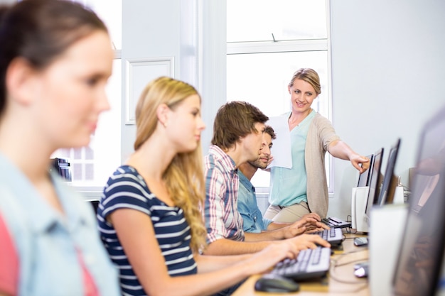 Professeur d&#39;informatique aidant les étudiants