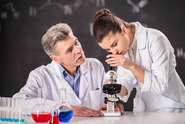 Le professeur jette un coup d’œil amarante au microscope.