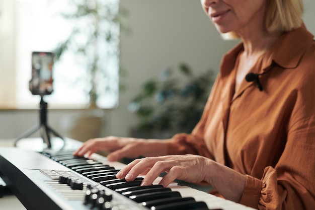 Professeur jouant au piano en ligne