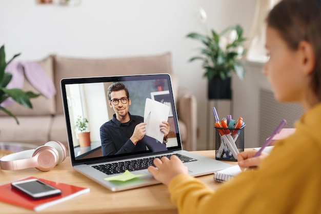 Professeur en ligne donnant une leçon à son élève