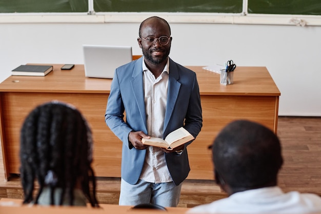 Professeur lisant une conférence à l'université