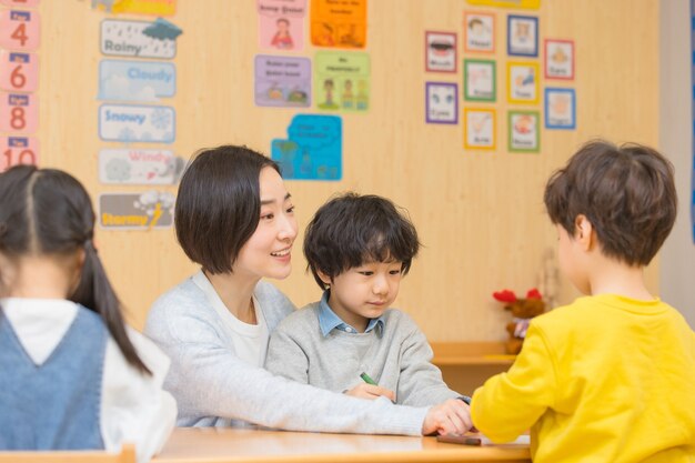 Professeur De Maternelle Jouant Avec Des Enfants