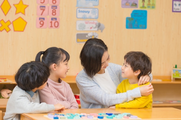 Professeur de maternelle jouant avec des enfants