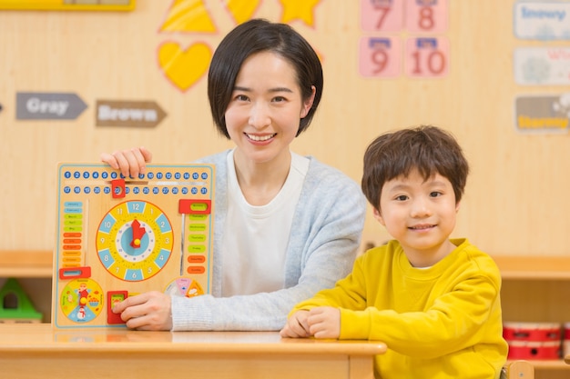 Professeur de maternelle jouant avec des enfants