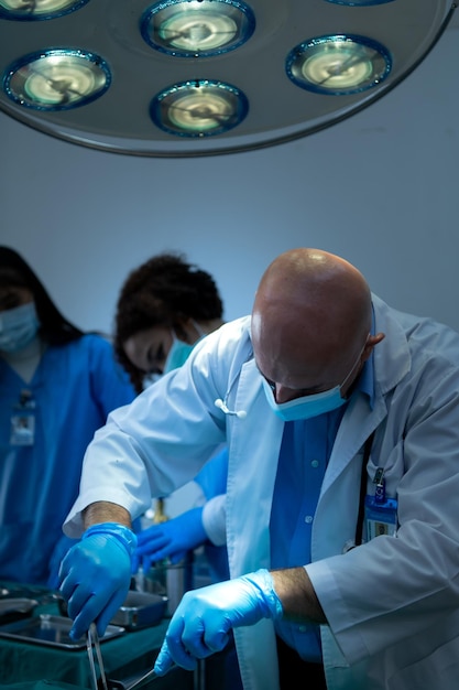 Photo un professeur de médecine enseigne la chirurgie à des étudiants en médecine qui travaillent