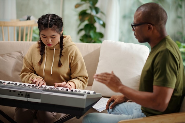 Photo professeur de musique demandant de ne pas se dépêcher