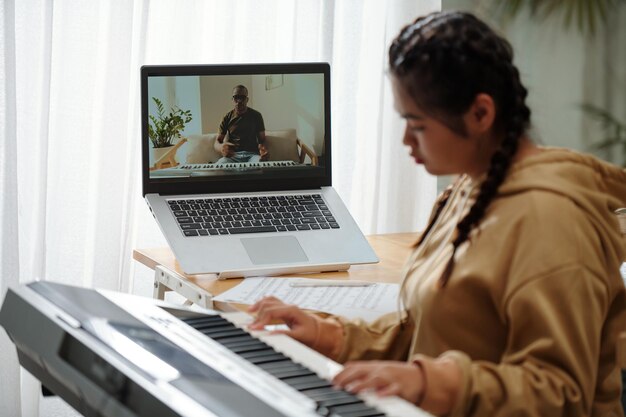 Professeur de musique dirigeant un cours en ligne