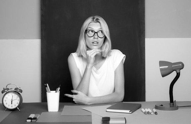 Professeur à la pensée attrayante moderne Portrait d'un jeune enseignant intelligent en lunettes avec un livre en classe à l'école Concept d'étude