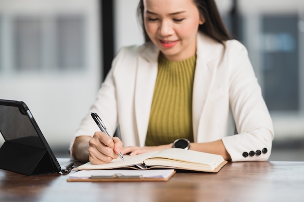 Professeur de portrait enseignant Une femme asiatique d'âge moyen s'asseoir en classe à l'Université