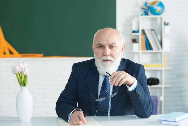 Professeur principal professeur d'école sérieux ou conférence collégiale et universitaire de retour à l'école