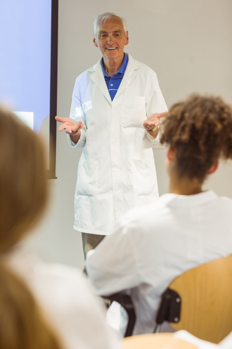 Photo professeur de sciences donnant une conférence en classe