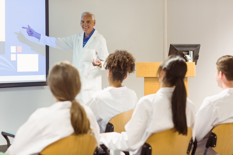 Photo professeur de sciences donnant une conférence en classe