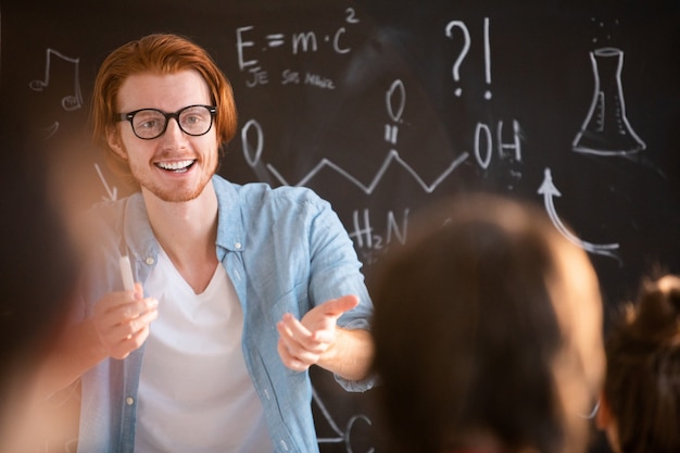 Professeur souriant en classe