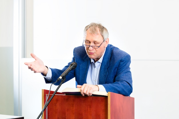 Professeur d&#39;université donnant une conférence