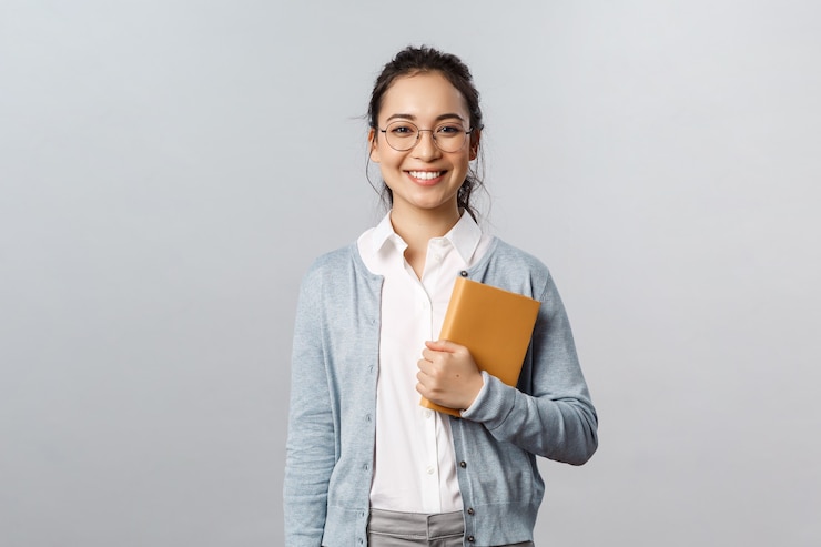 Photo professeurs d'éducation université et écoles concept jeune femme souriante employeur ou étudiante à lunettes...