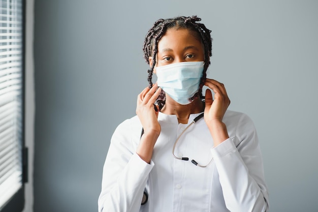 Profession médicale et concept de soins de santé gros plan d'une femme médecin ou scientifique africaine portant un masque facial protecteur