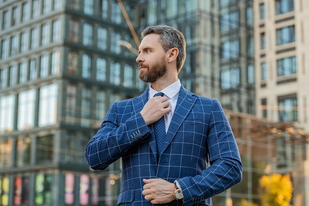 Professionnel d'affaires caucasien portant une veste dans la rue photo d'un professionnel d'affaires