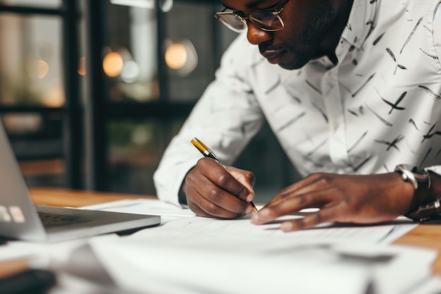 Professionnel concentré diligemment au travail stylo à la main au milieu d'une diffusion de documents