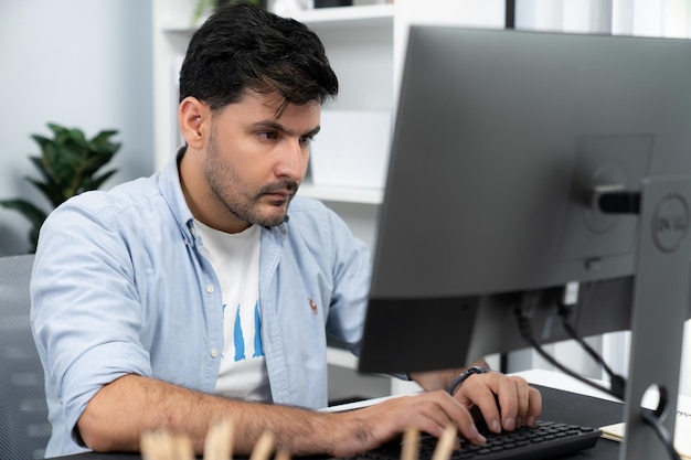 Professionnel indépendant créatif se concentrant et tapant la date limite du projet sur le clavier Créer une pensée de conception de marketing en ligne sur un ordinateur portable Dans le confort décontracté au travail à domicile thème vendable