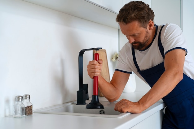 Professionnel de la plomberie fait son travail