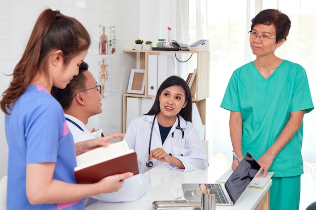 Professionnel de santé asiatique