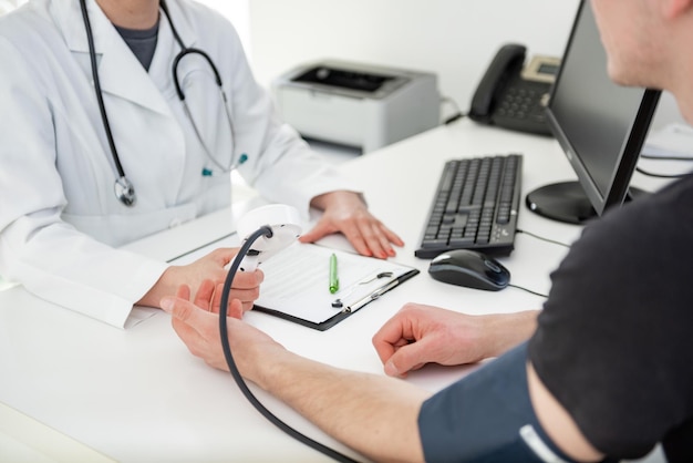 Professionnel de la santé dédié à l'enregistrement des notes du patient pendant une journée de travail chargée