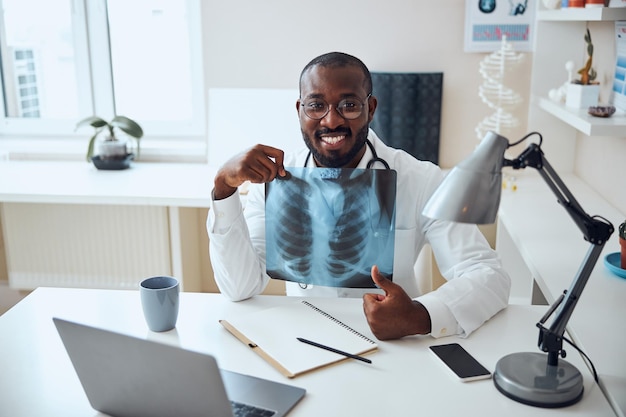 Professionnel de la santé positif sur les résultats des radiographies