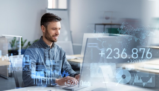 Un professionnel souriant travaillant sur un ordinateur portable dans un bureau lumineux avec des graphiques financiers virtuels