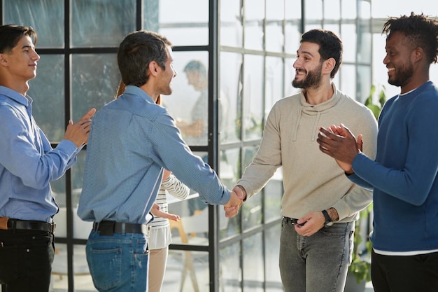 Les professionnels accueillent un nouveau participant au séminaire