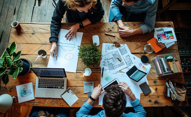 professionnels au bureau avec ordinateur portable