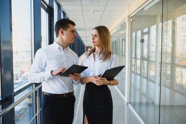 Professionnels ayant une discussion dans un bureau.