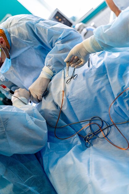 Photo professionnels de la chirurgie procédé stérile spécialistes de l'opération en uniforme de travail