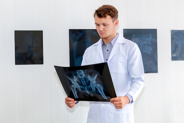 Professionnels médicaux homme caucasien tenant xray dans la salle de l'hôpital.