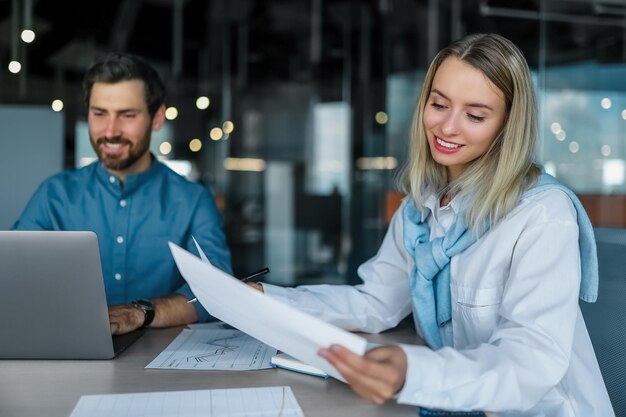 Professionnels travaillant ensemble au bureau