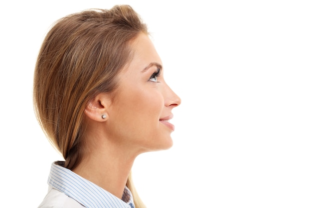 Profil de femme souriante isolée sur fond blanc