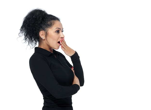 Un profil de fille surprise bouclée sur fond blanc.