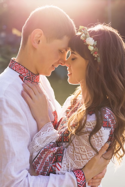 Profil D Un Gars Et D Une Fille Les Yeux Fermes Dans Les Bras L Un De L Autre Photo Premium