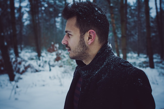 Profil gros plan portrait d&#39;un beau modèle masculin en vêtements d&#39;hiver