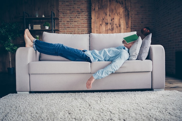 profil guy rester à la maison temps s'endormir face de couverture de livre