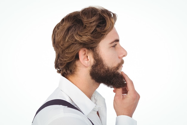 Profil de hipster touchant la barbe sur fond blanc