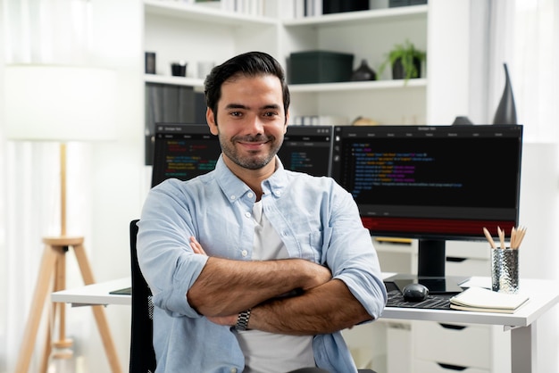 Profile de développeur informatique intelligent regardant la caméra sur l'écran de l'ordinateur de codage