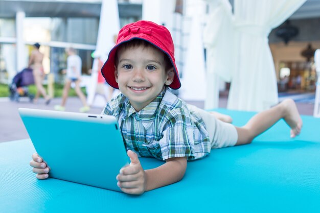 Profitant de l&#39;enfance avec une tablette