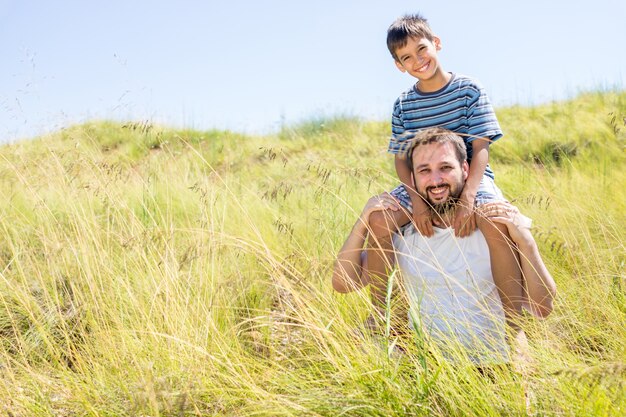 Photo profitant de l'enfance en vacances d'été avec papa