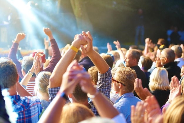 Profiter de la fête de la musique. Photo recadrée d'une grande foule lors d'un concert de musique.