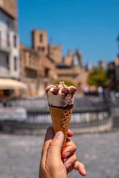 Profiter d'une glace par une chaude après-midi d'été