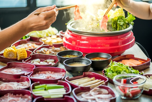 Photo profiter de manger shabu shabu et sukiyaki dans hot pot au restaurant japonais