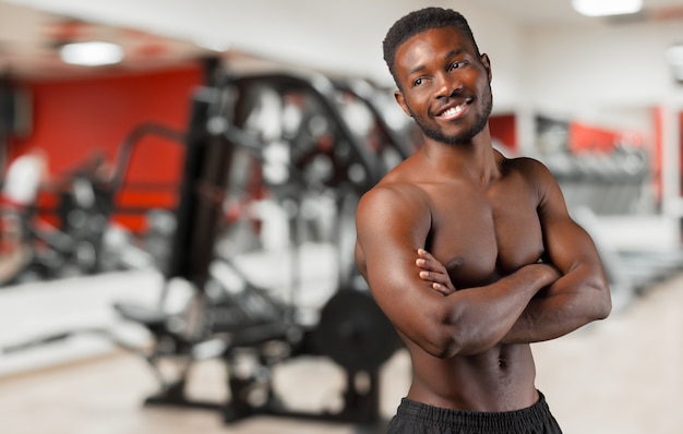 Profiter d'un mode de vie sain. Jeune homme africain musclé