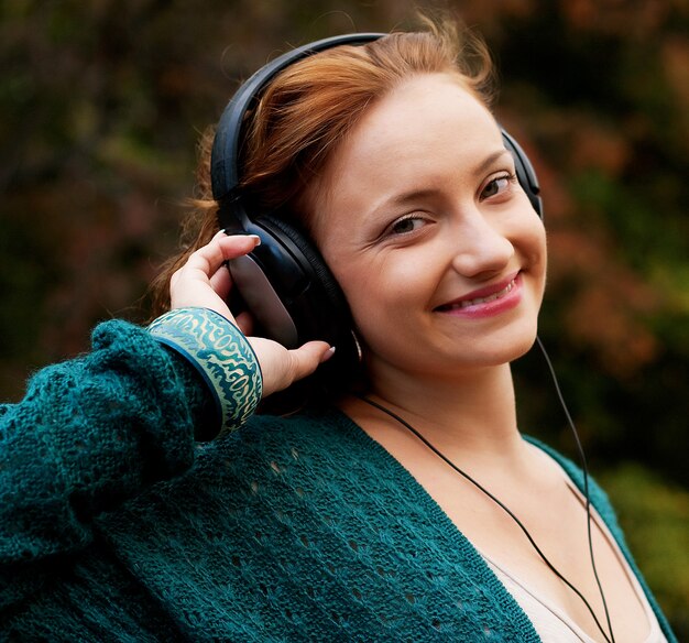 Profiter de la musique dans un parc en automne